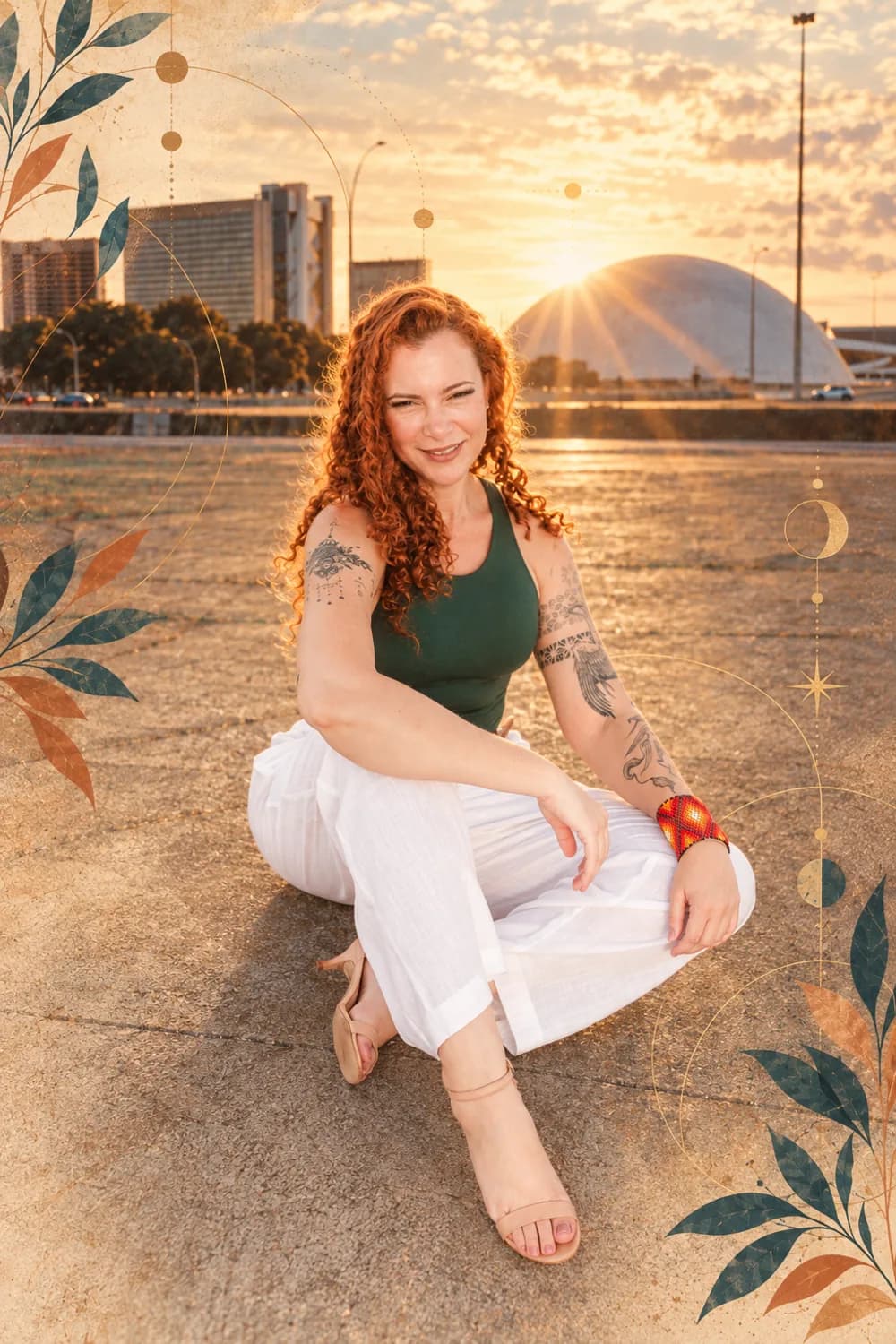 Jaya Roberta sentada no chão ao pôr do sol, sorrindo para a câmera