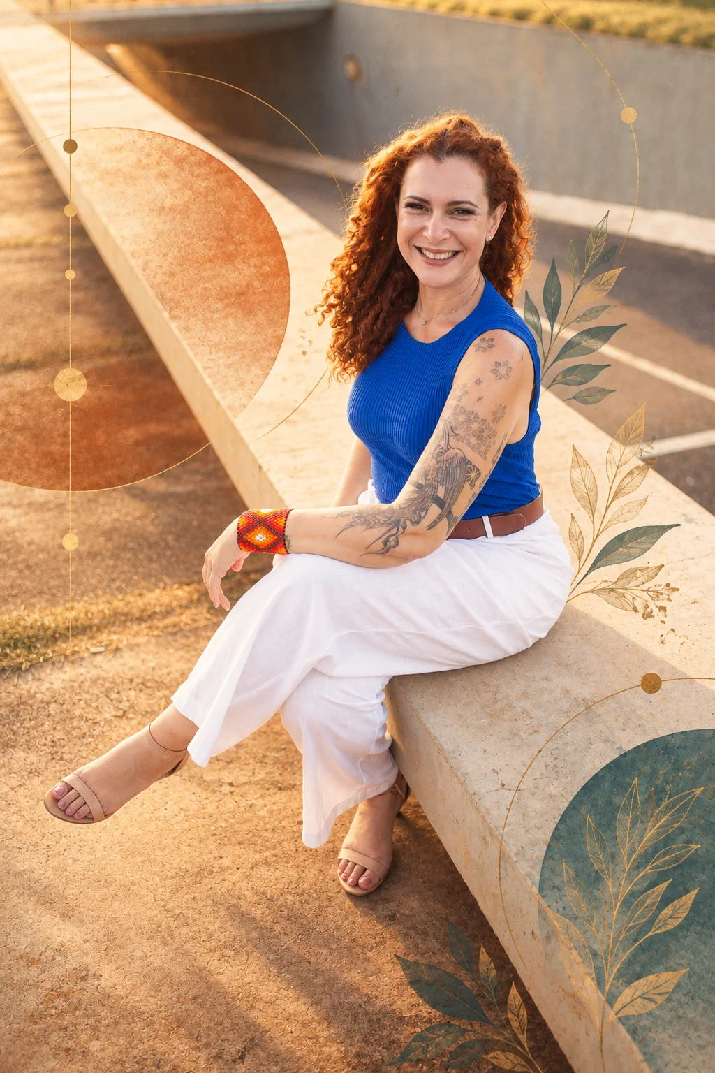 Jaya Roberta sorrindo, sentada num banco de concreto